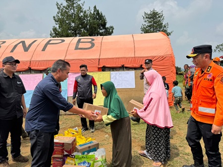 
Penjabat Gubernur Jabar Bey Machmudin meninjau lokasi dan korban bencana gempa bumi di Desa Purwabakti, Kecamatan Pamijahan,  Kabupaten Bogor, Sabtu (9/12/2023).(FOTO:  Sonny BPBD Jabar)