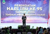 
Pj Gubernur Jawa Barat Bey Machmudin memberikan sambutan pada upacara peringatan Hari Ibu Ke-95 Tingkat Provinsi Jawa Barat Tahun 2023 di Convention Hall Universitas Muhammadiyah, Kabupaten Cirebon, Rabu (20/12/2023) (Rizal FS/Adpim Jabar)