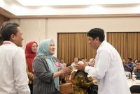 
Kepala Disperindag Jabar Noneng Komara Nengsih saat menghadiri business matching bertajuk High Level Meeting West Java Industry and Trade yang melibatkan perusahaan logistik dan IKM dalam memaksimalkan layanan kargo Bandara Kertajati di Bandung beberapa waktu lalu. (Foto: deram/dara)
