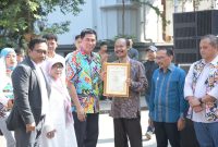 
Penjabat Sekretaris Daerah Provinsi Jawa Barat Taufiq Budi Santoso menyerahkan penghargaan kepada Kepala Dinas Sosial Kabupaten Bandung, Indra Respati pada peringatan Hari Disabilitas Internasional Tingkat Jabar di halaman depan Gedung Sate, Bandung, Sabtu (16/12/2023).(Foto: Rizal FS/Bito Adpim Jabar)