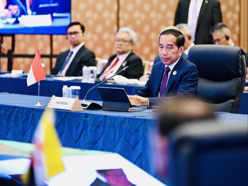 Presiden Jokowi menghadiri Sesi 2 KTT Perayaan 50 Tahun Hubungan Persahabatan dan Kerja Sama ASEAN-Jepang yang mengangkat tema “Partners for Peace and Stability & Regional and International Peace”, di Hotel The Okura, Tokyo, Jepang, Minggu (17/12/2023). (Foto: BPMI Setpres)
