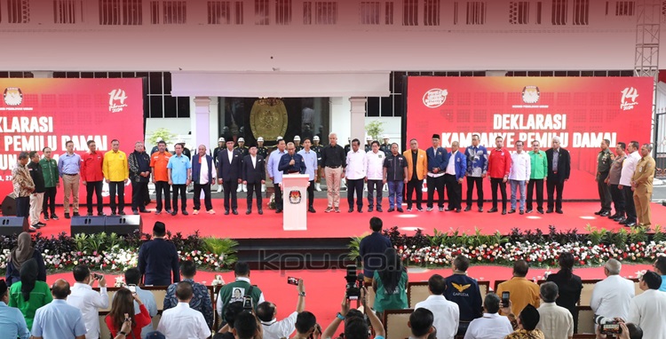 
KPU menggelar deklarasi Pemilu Damai bersama Calon Presiden dan Calon Wakil Presiden di Gedung KPU, Jakarta. (Foto: KPU)
