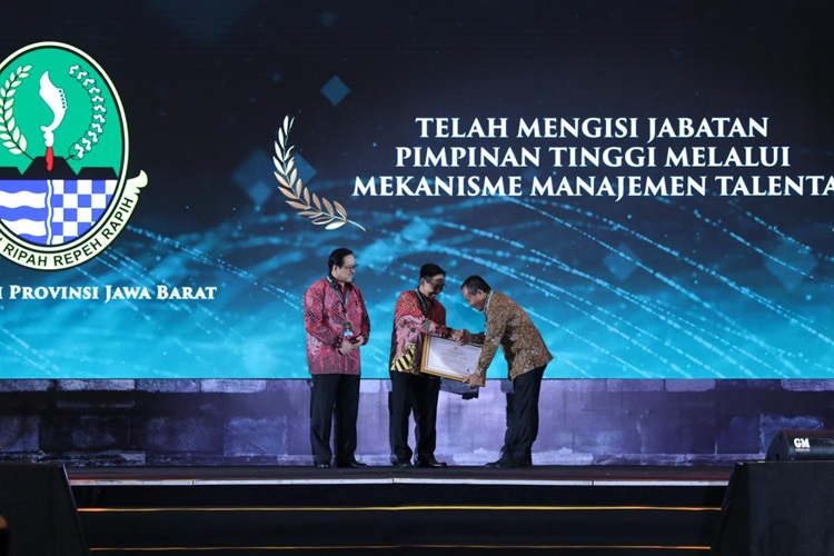 Pemda Provinsi Jawa Barat mendapatkan penghargaan dari Komisi Aparatur Sipil Negara (KASN), pada gelaran Anugerah Meritokrasi, Kamis (7/12/2023) di Yogyakarta. (Foto: diskominfo)
