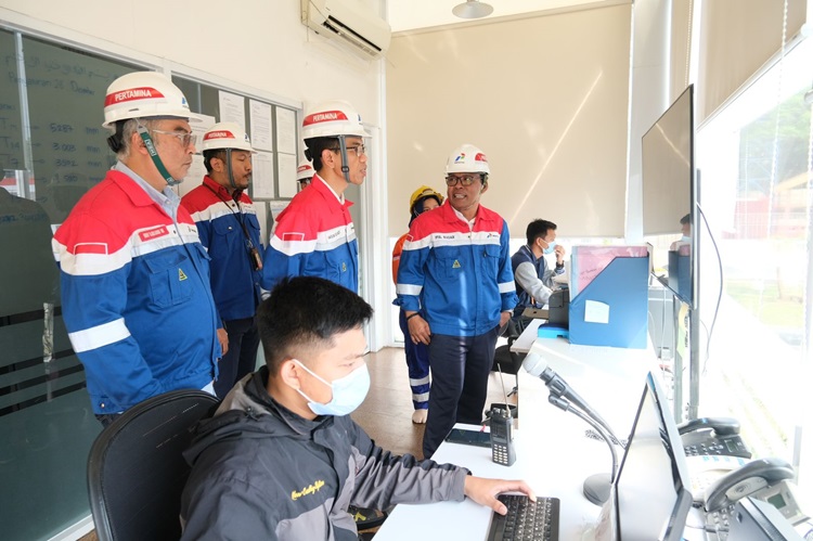 
Direktur Perencanaan & Pengembangan Bisnis Pertamina Patra Niaga Harsono Budi Santoso memantau distribusi Bahan Bakar Minyak (BBM) di Fuel Terminal Tanjung Gerem dan SPBU 34.424.07 Jl. Raya Merak Cilegon, Banten, pada Kamis (28/12/2023). (Foto: Humas Pertamina)