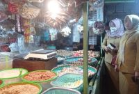 Dinas Perindustrian dan Perdagangan Jawa Barat menemukan pelanggaran terkait keamanan pangan saat melakukan inspeksi ke pasar tradisional Trade Mall (BTM) Cicadas, Kota Bandung. (Foto: jabarprov)
