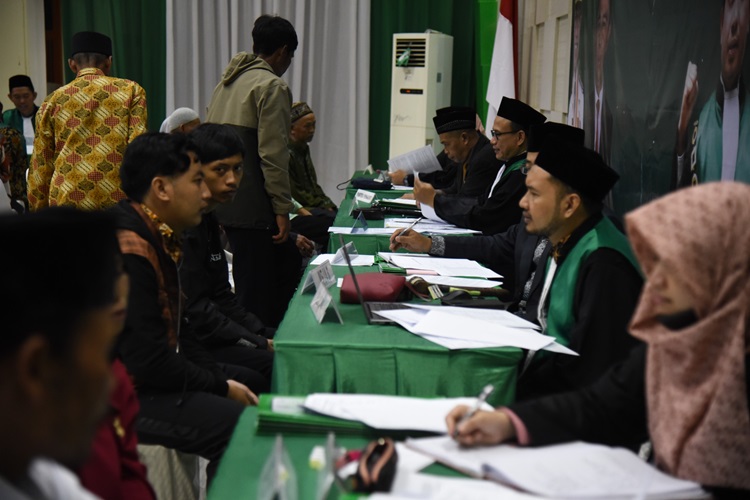 Ratusan pasangan suami istri (pasutri) se Kabupaten Bandung mengikuti Gebyar Isbat Nikah Terpadu tahun 2023, yang kegiatannya dipusatkan di Gedung Moh. Toha Soreang, Jumat (1/12/2023). (Foto: diskominfo)
