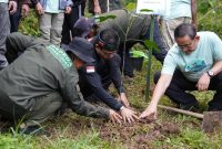
Dalam rangka Hari Menanam Pohon Indonesia tahun 2023, Bupati Bandung Dadang Supriatna tanam 30.000 pohon, Minggu (10/12/2023). (Foto: diskominfo)
