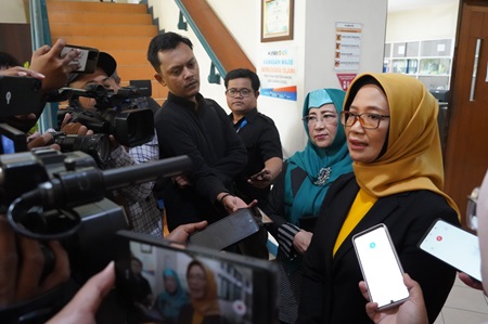 
Kepala Diskominfo Jabar Ika Mardiah memberikan keterangan pers usai IKP Talks bertajuk “Perang Siber di Media Sosial: Tantangan dan Solusi pada Pemilu Indonesia 2024” di Kampus Universitas Islam Bandung, Kota Bandung, Kamis (25/1/2024). (Foto: admin jabarprov)