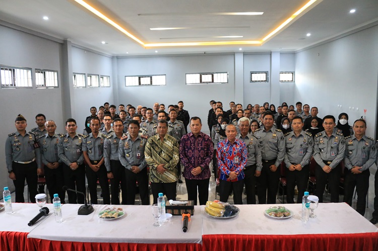
Direktur Jenderal HAM Kemenkumham RI, Dr. Dhana Putra bersama rombongan berfoto bersama dengan jajaran Lapas Banceuy Bandung. (Foto: Ist)

