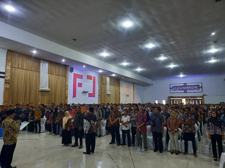 
Komisi Pemilihan Umum (KPU) Provinsi Jawa Barat melantik 983.199 orang Kelompok Penyelenggara Pemungutan Suara (KPPS).(Foto: Ist)

