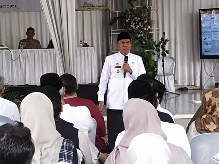 
Arsan Latif memberikan sambutan pada  Musrenbang Kecamatan Batujajar (Foto: heny/dara)