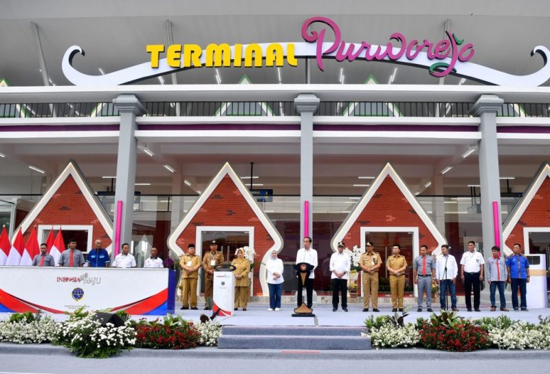 Presiden saat memberikan sambutannya pada peresmian terminal di Terminal Purworejo, Kabupaten Purworejo, Jawa Tengah, Selasa (02/01/2024). (Foto: BPMI Setpres/Rusman)
