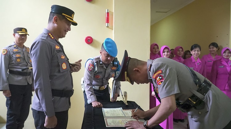  Kapolresta Bandung Kombes Pol Kusworo Wibowo memimpin Sertijab Wakapolresta yang baru AKBP Maruly Pardede di Mapolresta Bandung,  Senin (22/1/2024). (Foto: Ist)