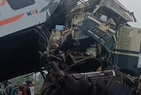  Kereta Api 66 Turangga dengan KA 350 Commuter Line bertabrakan di Desa Cikuya, Kecamatan Cicalengka Kabupaten Bandung, tepatnya di petak Stasiun Cicalengka-Haurpugur, sekitar pukul 06.00 WIB, Jumat (5/1/2024).(Foto: Ist)
