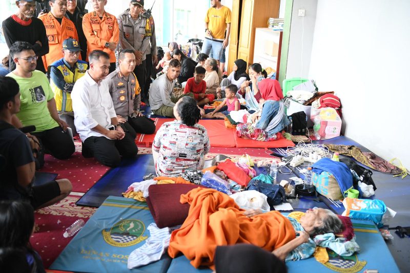 
Pj Gubernur Jawa Barat Bey Machmudin meninjau lokasi banjir di Kampung Lamajang Peuntas, Desa Citeureup, Kecamatan Dayeuhkolot, Kabupaten Bandung, Jumat (12/1/2024).(Foto: Biro Adpim Jabar)