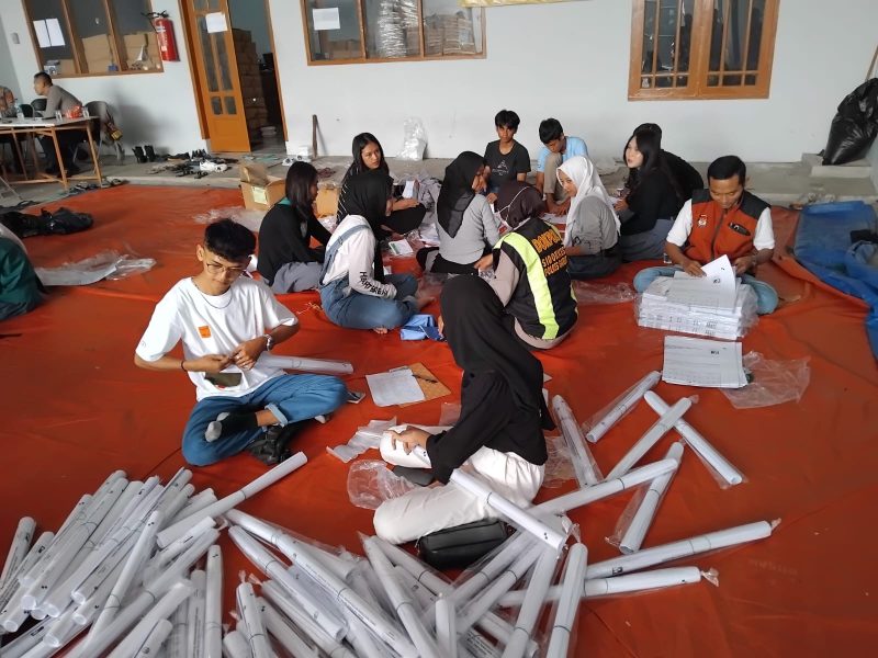 Sie Dokes Polres Garut saat melakukan pemeriksaan kesehatan kepada petugas pelipat surat suara di Komisi Pemilihan Umum (KPU) Garut, Jalan Suherman, Kecamatan Tarogong Kaler, Kabupaten Garut, Selasa (16/1/2024).
(Foto: Istimewa)
