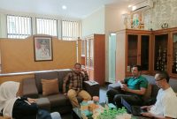 
Pengurus PWI berdialog dengan Kepala Dinas Pendidikan Kabupaten Bandung H.Agus Firman Zaeni di ruang kerjanya Selasa (22/1/2024). (Foto : Ist)
