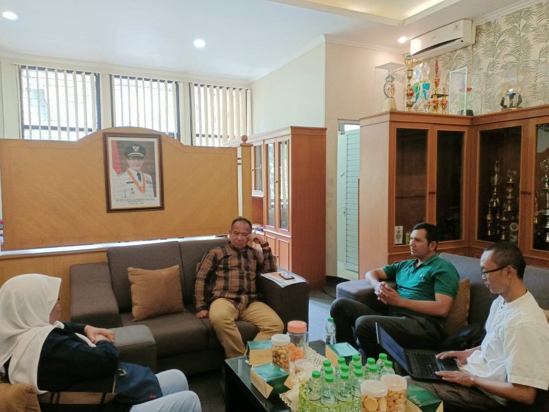 
Pengurus PWI berdialog dengan Kepala Dinas Pendidikan Kabupaten Bandung H.Agus Firman Zaeni di ruang kerjanya Selasa (22/1/2024). (Foto : Ist)
