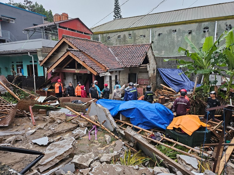 
Banjir bandang di Kota Cimahi menyebabkan sekitar 166 warga Kelurahan Cipageran, Kecamatan Cimahi Utara, terdampak. Sebanyak 51 rumah mengalami kerusakan, delapan di antaranya rusak berat. (Foto: diskominfo)
