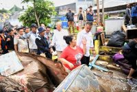 
Penjabat Gubernur Jawa Barat Bey Machmudin didampingi Pj Wali Kota Bandung Bambang Tirtoyuliono meninjau banjir Cikapundung di Gang Apandi RW 8, kawasan Braga, Kota Bandung, Jumat (12/1/2024).(Foto: Biro Adpim Jabar)
