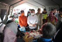 
Penjabat Gubernur Jawa Barat, Bey Machmudin berdialog dengan pasien RSUD Sumedang, pascagempa bumi menggunjang Kabupaten Sumedang, Senin (1/1/2024). (Foto: dok/dara)