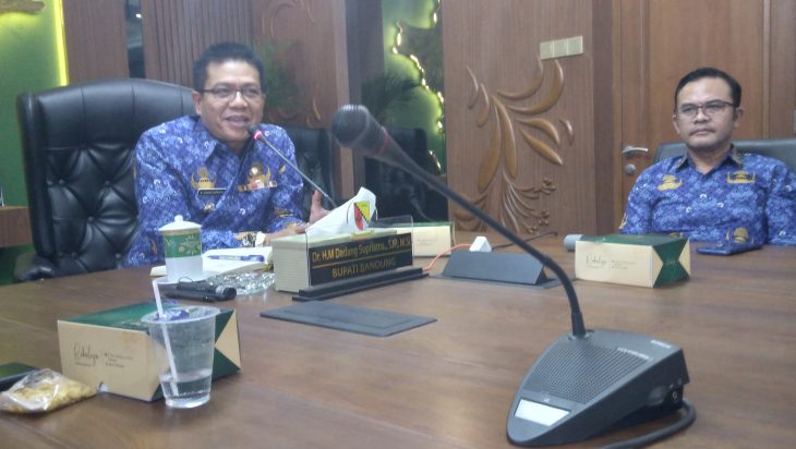 
Bupati Bandung Dadang Supriatna didampingi Kepala Diskominfo Yosep Nugraha menerima pengurus PWI Kabupaten Bandung Periode 2023-2026, di Ruang Rapat Bupati Bandung, Komplek Pemkab Bandung, Soreang, Rabu (17/1/2024). (Foto: diskominfo)