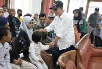
Bupati Bandung Dadang Supriatna menyalami seorang anak pada acara  Hari Anak Nasional 2023. (Foto: diskominfo)