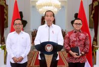 Presiden Jokowi didampingi Mensesneg Pratikno dan Menteri PANRB Abdullah Azwar Anas memberikan keterangan pers, Jumat (05/01/2024). (Foto: BPMI Setpres)
