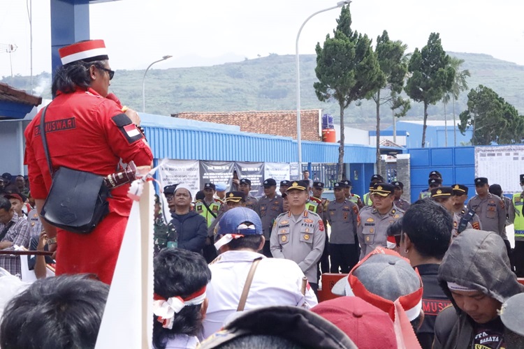
Pengamanan aksi damai unjuk rasa dipimpin langsung Kapolresta Bandung Kombes Pol Kusworo Wibowo dan didampingi Kabag Ops Polresta Bandung, Kompol Sungkowo. (Foto: Ist)