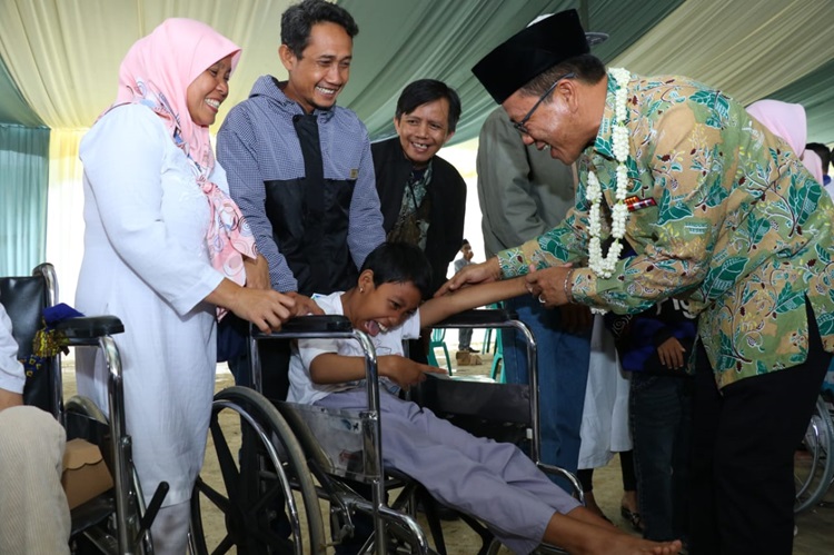 
Bupati Dadang Supriatna menghadiri pembukaan Forum Keluarga Penyandang Disabilitas se-Kecamatan Pacet di lingkungan Pontren Al Istiqomah Desa Maruyung Kecamatan Pacet, Kabupaten Bandung, Kamis (18/1/2024). (Foto: diskominfo)
