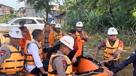 
Kapolresta Bandung Kombes Pol Kusworo Wibowo mendampingi PJ Gubernur Jawa Barat Bey Machmudin saat meninjau penampungan korban banjir di Dayeuhkolot, Kabupaten Bandung Jumat (12/1/2024).(Foto: Ist)