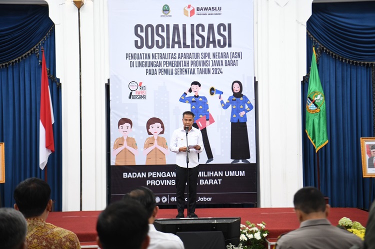 
Pj Gubernur Jawa Barat Bey Machmudin memberikan sambutan daam acara Sosialisasi Penguatan Netralitas Aparatur Sipil Negara (ASN) pada Pemilu Serentak Tahun 2024 di Aula Barat Gedung Sate, Kota Bandung, Senin (22/1/2024).(Foto: Biro Adpim Jabar)