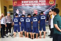 
Satreskrim Polresta Bandung menghadirkan para pelaku penganiayaan saat 
menggelar konferensi pers di Mapolresta Bandung. Rabu (3/1/2024). (Foto: Ist)