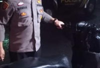 Polisi menunjukan barang bukti sepeda motor Honda Genio warna hitam tanpa plat nomor yang dicuri pelaku di Mapolsek Singajaya, Polres Garut, Selasa (9/11/2024)(Foto: Istimewa)