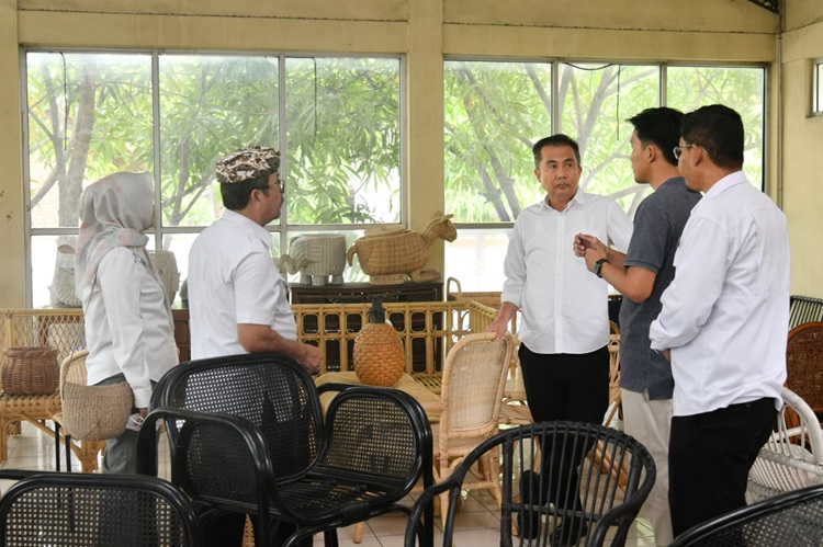 
Penjabat Gubernur Jawa Barat Bey Machmudin meninjau Satuan Pelayanan Pengembangan Industri Rotan Cirebon, UPTD Industri Pangan Olahan dan Kemasan Disperindag Jabar di Desa Tegalwangi, Kabupaten Cirebon, Rabu (3/1/2024).(Foto: Biro Adpim Jabar)