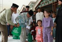 
Bupati Bandung santuni anak yatim bekerjasama Baznas Kabupaten Bandung, di Masjid Al Fathu Soreang, Jumat (5/1/2024).(Foto: diskominfo)