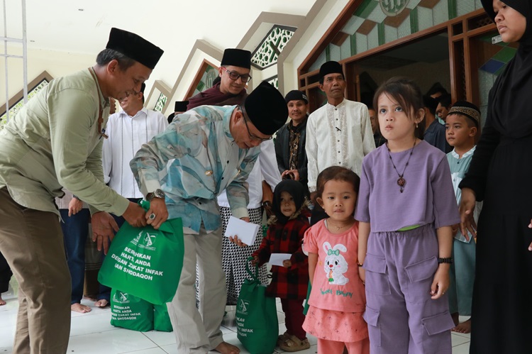 
Bupati Bandung santuni anak yatim bekerjasama Baznas Kabupaten Bandung, di Masjid Al Fathu Soreang, Jumat (5/1/2024).(Foto: diskominfo)