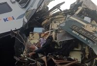 Insiden tabrakan antara Kereta Api 66 Turangga dengan KA 350 Commuter Line terjadi di Desa Cikuya, Kecamatan Cicalengka, Kabupaten Bandung, tepatnya di petak Stasiun Cicalengka-Haurpugur, sekitar pukul 06.00 WIB, Jumat (5/1/2024). (Foto: Ist)
