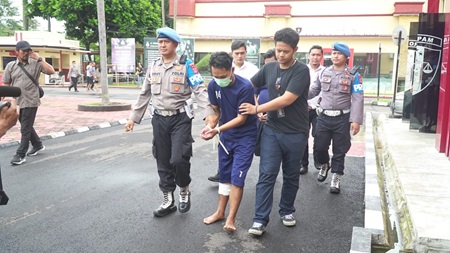 
Tersangka pembunuh seorang pelajar saat dibawah untuk dihadirkan dalam konferensi pers di Mapolresta Bandung, Senin (22/1/2024). (Foto: Ist)
