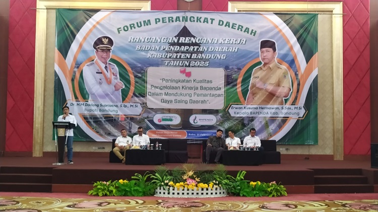 
Bapenda Kabupaten Bandung menggelar pertemuan dengan Forum Perangkat Daerah untuk Rancangan Rencana Kerja Badan Pendapatan Daerah Kabupaten Bandung Tahun 2025 di Hotel Sutan Raja Soreang, Rabu (21/2/2024). (Foto: Ist)
