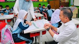 Penjabat Gubernur Jawa Barat Bey Machmudin mengunjungi SD Negeri Bintara Jaya dalam kunjungan kerjanya di Kota Bekasi, Rabu (29/2/2024). (Foto: diskominfo)