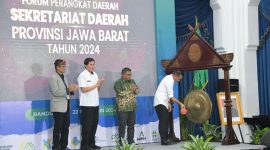 
Pj Gubernur Jawa Barat Bey Machmudin mmbuka Forum Perangkat Daerah Sekretariat Daerah Provinsi Jawa Barat di Aula Barat Gedung Sate, Kota Bandung, Kamis (22/2/2024).(Foto: Biro Adpim Jabar)
