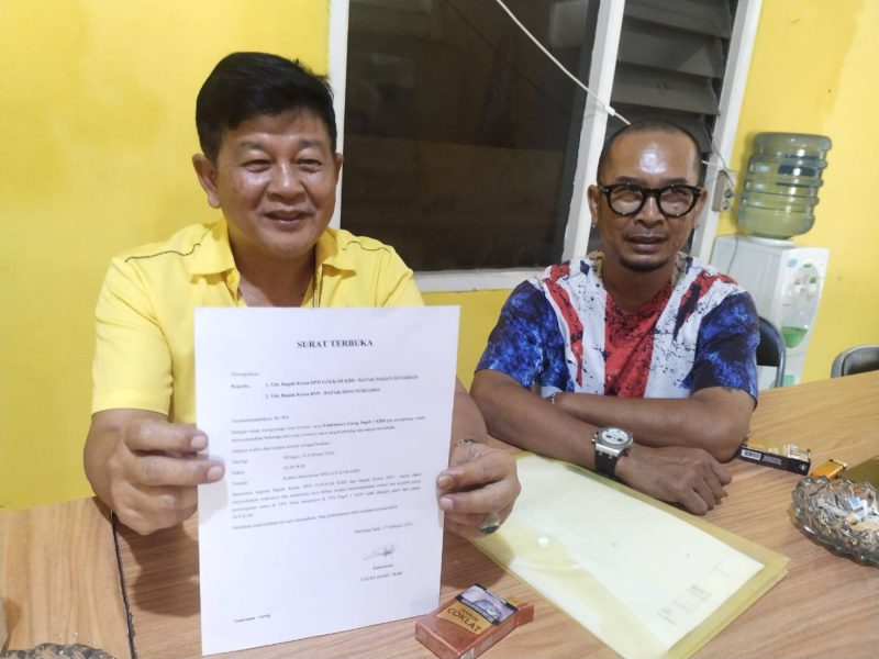 Endriawan Nendy (pegang surat) dan Bon Sopyan (Foto: Istimewa)