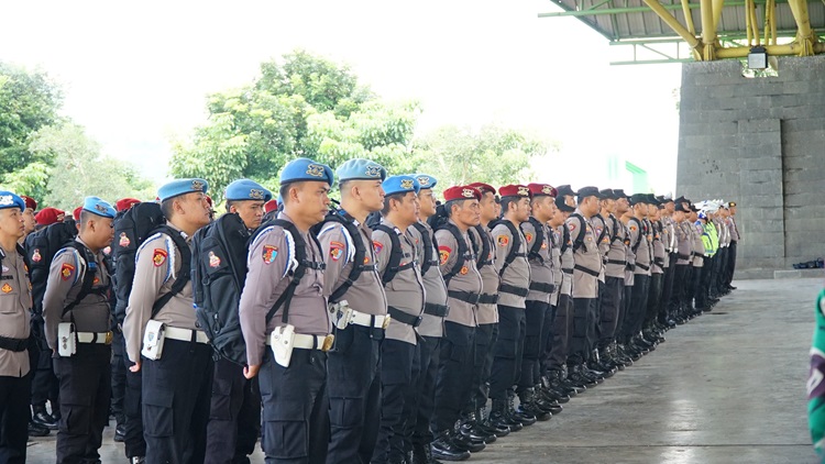 
Kapolresta Bandung Kombes Pol Kusworo Wibowo memimpin Apel Pergeseran Pasukandi Dom Balerame, GBS Soreang, Kabupaten Bandung, Senin (12/2/2024).(Foto: Ist)
