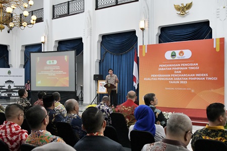 
Penjabat Sekretaris Daerah Jawa Barat Taufiq Budi Santoso menghadiri kegiatan Pengawasan Pengisian Jabatan Pimpinan Tinggi (JPT) dan Penyerahan Penghargaan Indeks Kualitas Pengisian JPT di Aula Barat Gedung Sate, Kota Bandung, Jumat (16/2/2024).(Foto: Biro Adpim  Jabar)