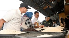 Penjabat Gubernur Jawa Barat Bey Triadi Machmudin melakukan inspeksi mendadak ke Pasar Induk Gede Bage, Bandung, Senin (20/2/2024) petang. (Foto: deram/dara)