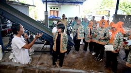 
Penjabat Ketua TP-PKK Provinsi Jabar Amanda Bey Machmudin studi tiru bidang lingkungan hidup ke beberapa desa di Bali untuk kemudian dikembangkan di Jabar. (Foto: admin Pemprovjabar)