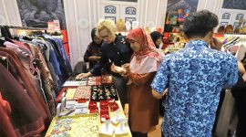 
Produk UMKM binaan Pertamina pada hari pembukaan pameran Inacraft 2024 ramai dikunjungi pengunjung. Tak hanya konsumen dalam negeri, wisatawan mancanegara juga ramai memilih produk binaan mitra Pertamina.(Foto: humas pertamina)
