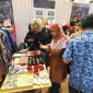 
Produk UMKM binaan Pertamina pada hari pembukaan pameran Inacraft 2024 ramai dikunjungi pengunjung. Tak hanya konsumen dalam negeri, wisatawan mancanegara juga ramai memilih produk binaan mitra Pertamina.(Foto: humas pertamina)
