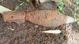 Benda mirip mortir yang ditemukan di salah satu kebun milik warga di kaki Gunung Haruman Jingga, tepatnya Kampung Lembur Kulon, Desa Cipareuan, Kecamatan Cibiuk, Kabupaten Garut, Selasa (27/2/2024).(Foto: Istimewa)
